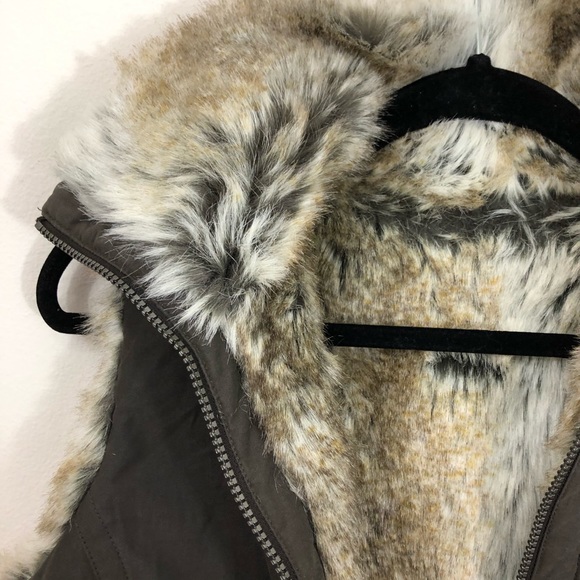 Reverse-able Faux Fur Vest - Picture 7 of 9